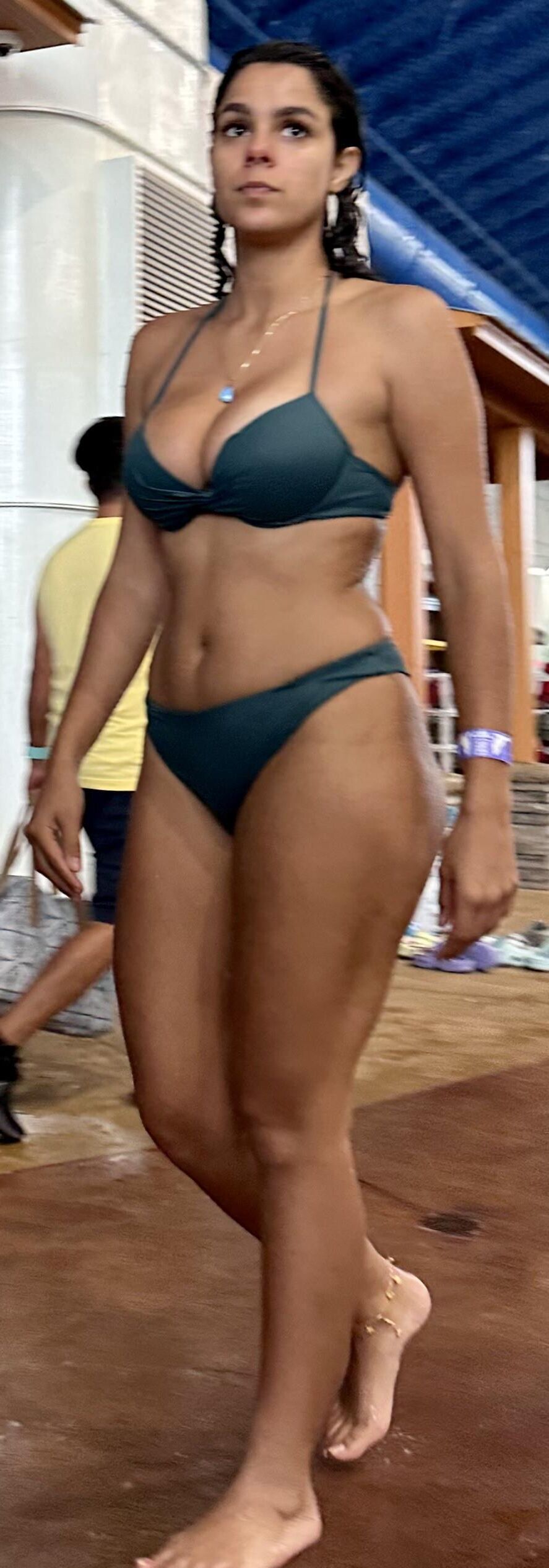 Raven Hair latina en bikini vert sirotant sur daiquiri