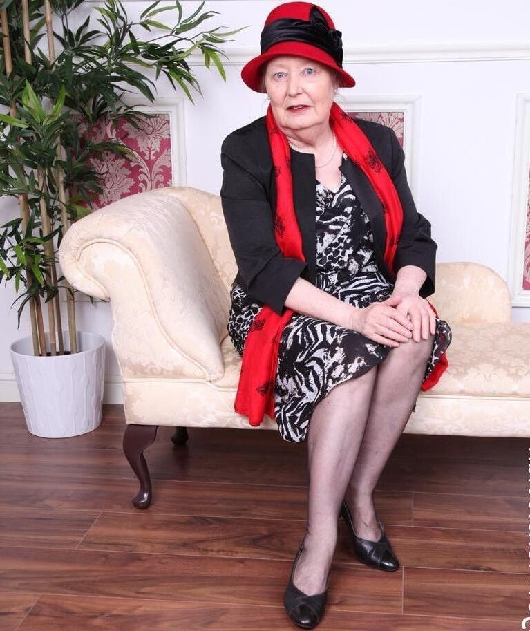 Amazing Granny Lucy d'Angleterre