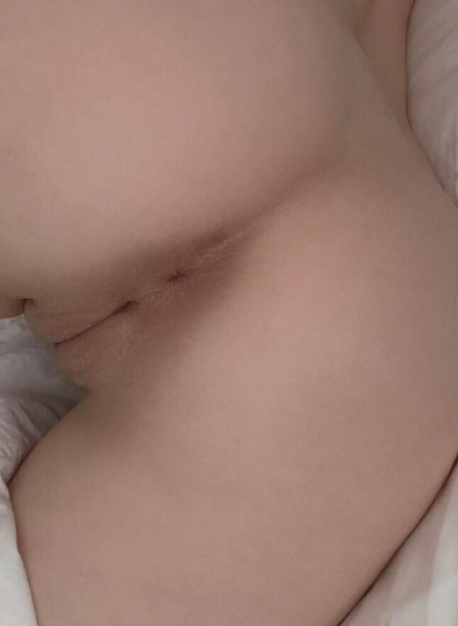 Salope fine latina blanche Aline montrant sa chatte exposée
