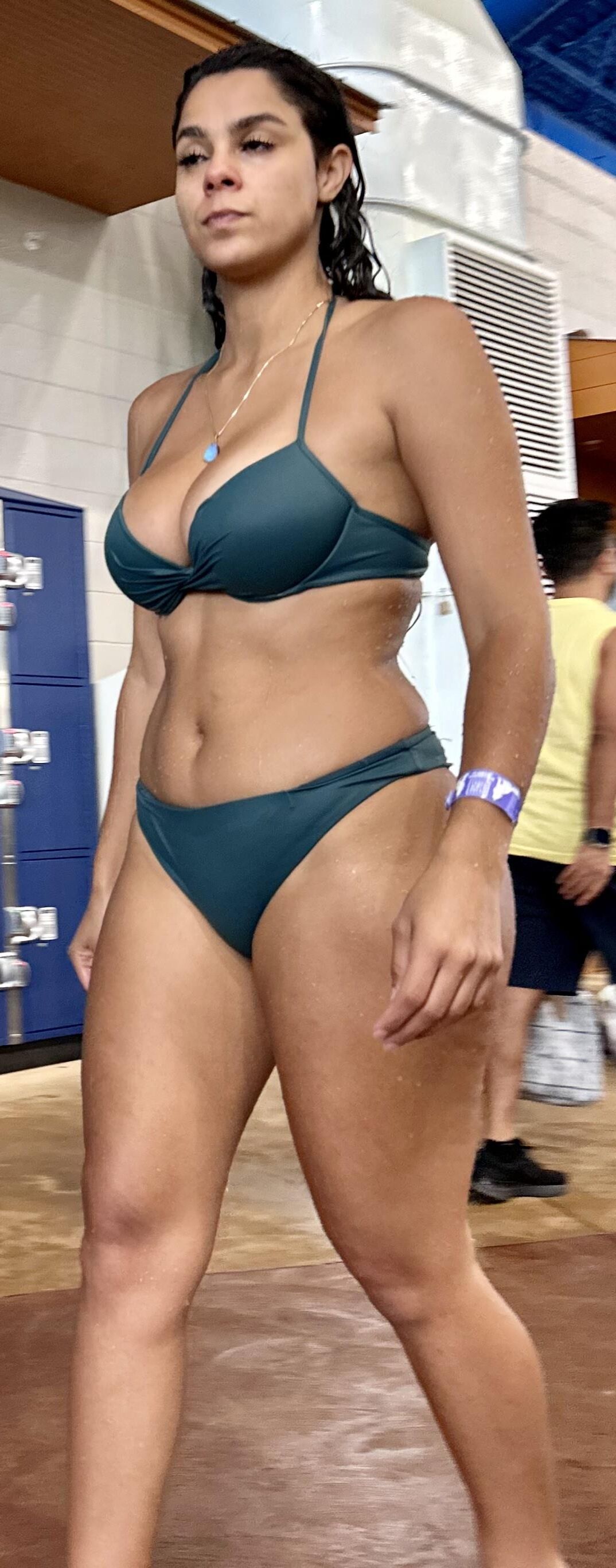 Raven Hair latina en bikini vert sirotant sur daiquiri