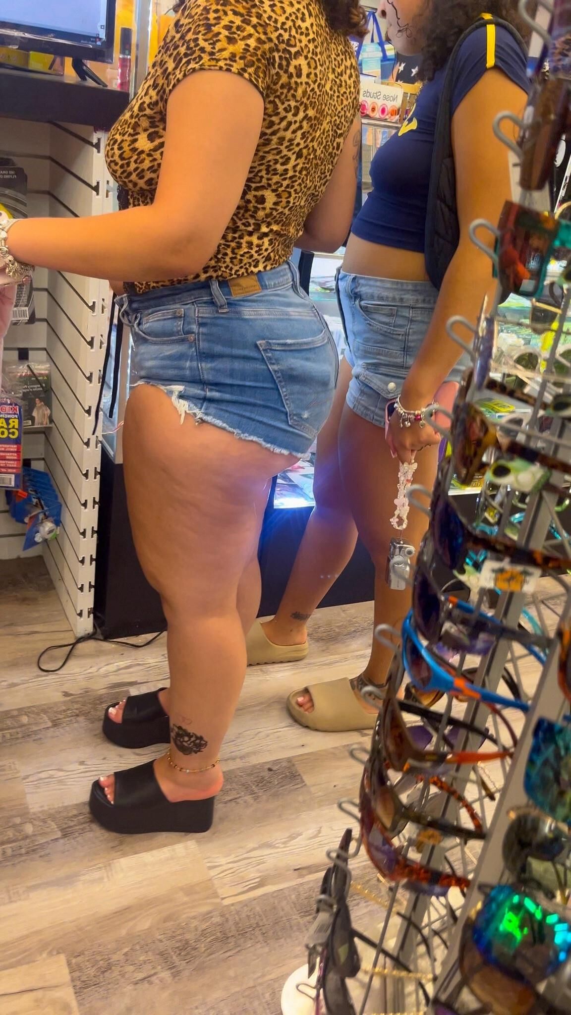 Candide grosse latina joues jean shorts