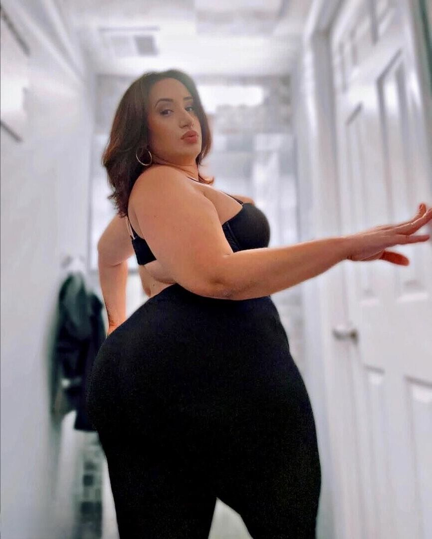 Gina énorme cul gros seins brunette latino milf mixte hot