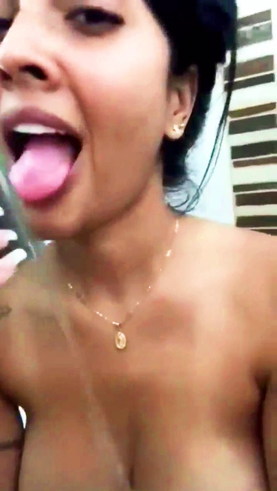 Beau Swinger Asian Swinger Hotwife avec de gros seins naturels