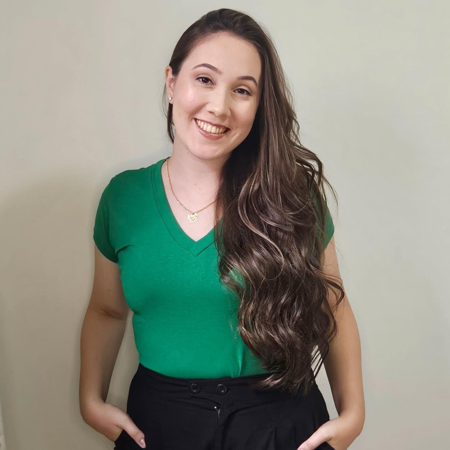 Salope fine latina blanche Aline montrant sa chatte exposée