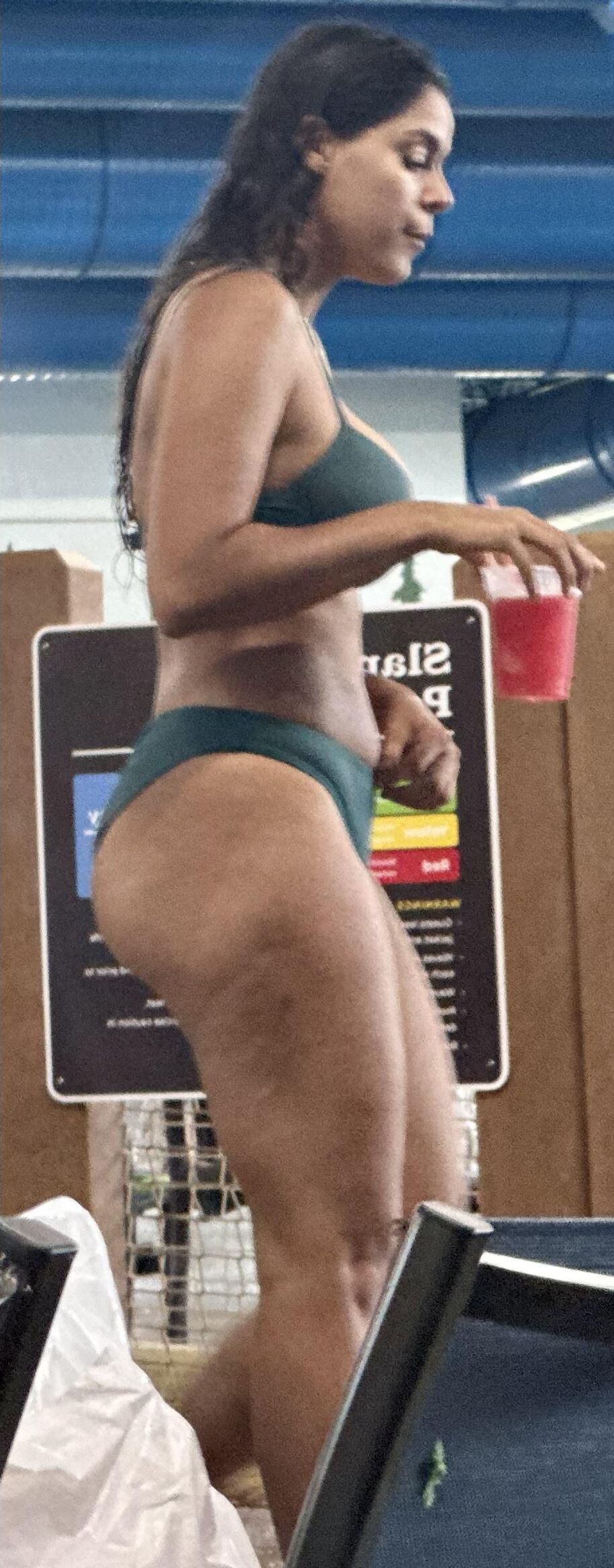 Raven Hair latina en bikini vert sirotant sur daiquiri