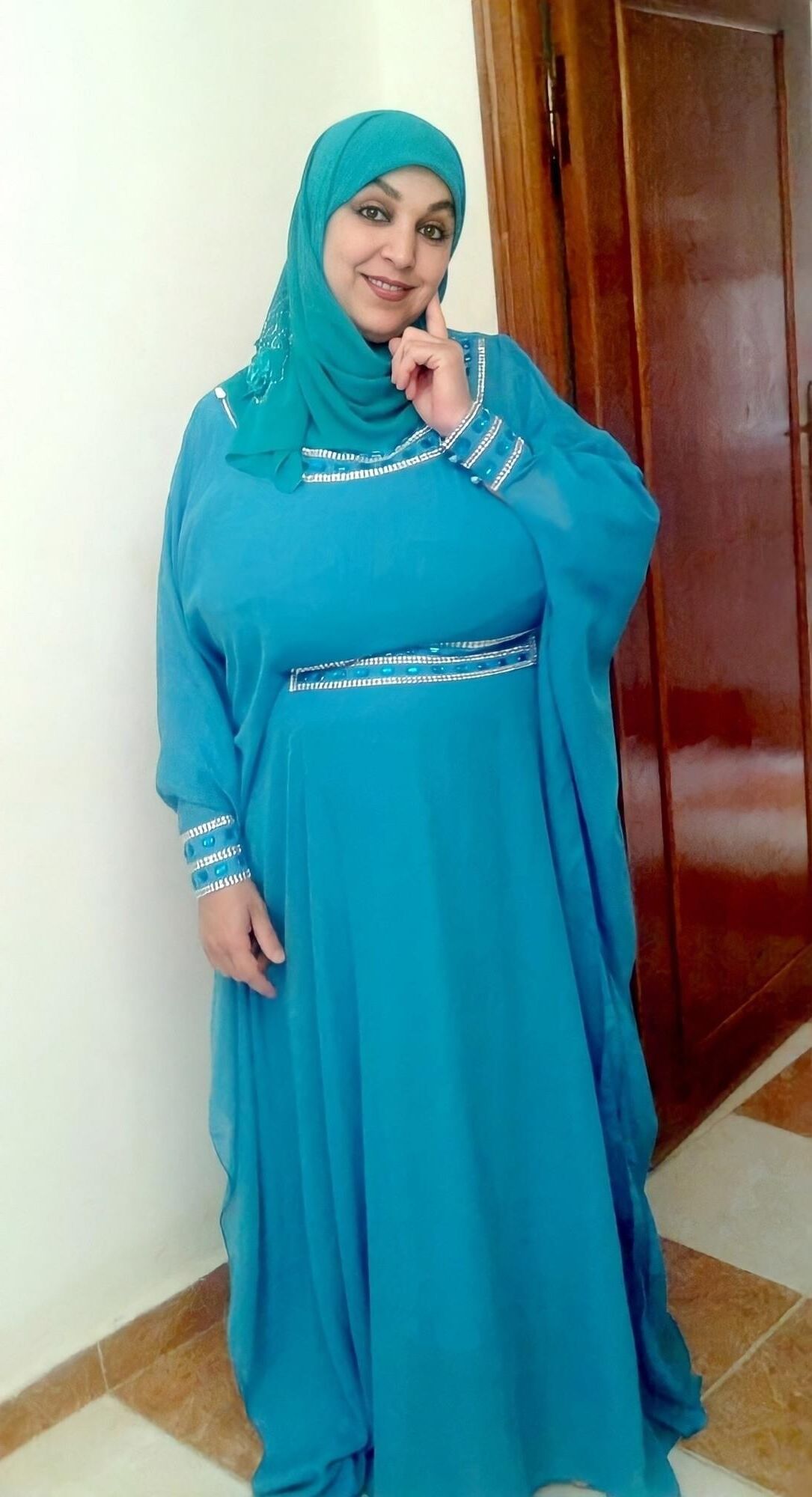 Fatima riesige Boobed Hure