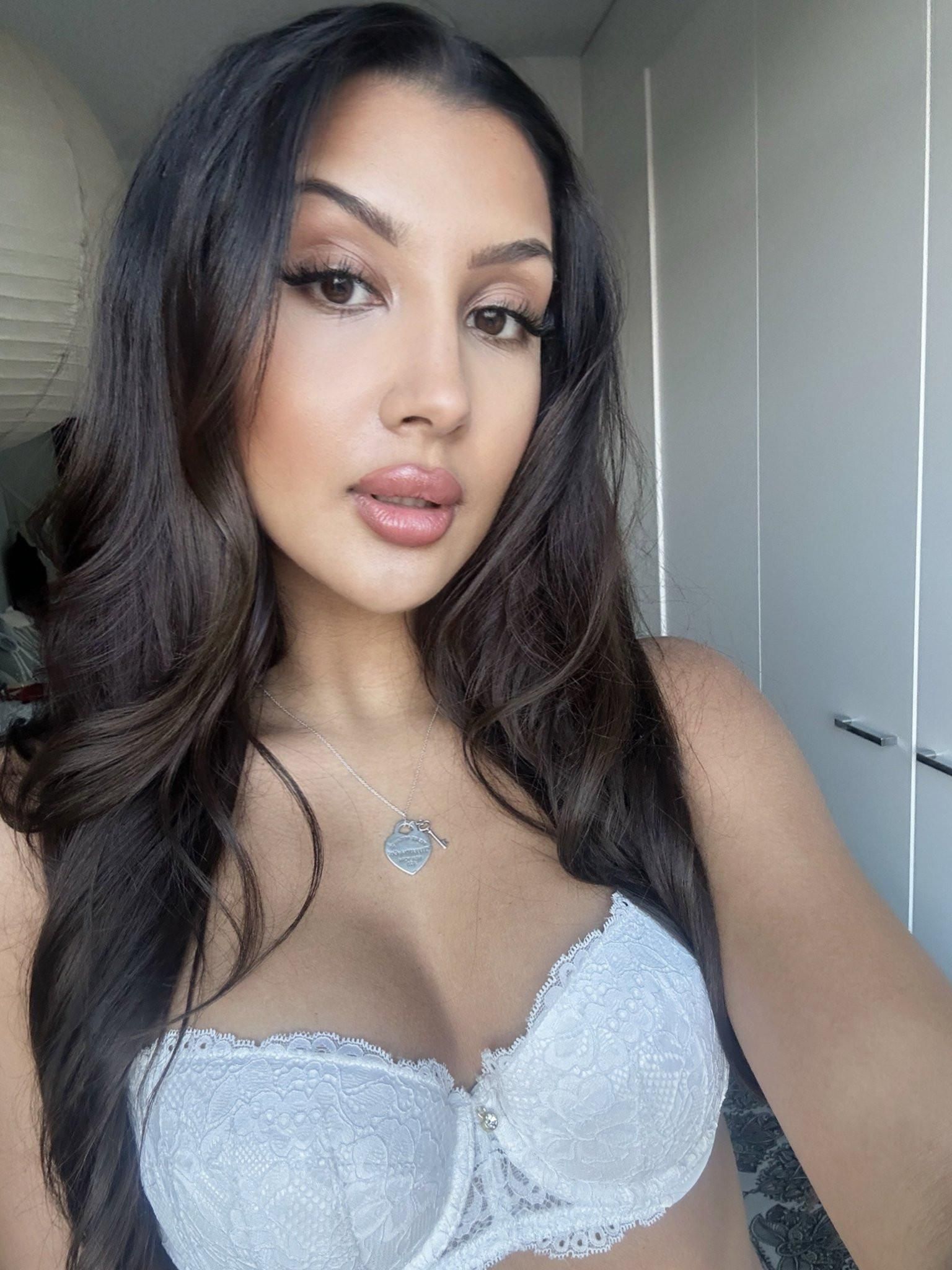 Sexy Indian Girls Feet (Nude, Face, UK, Desi)