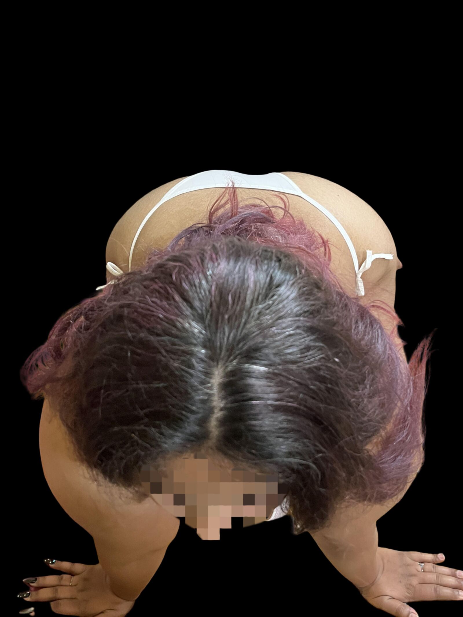 お気に入りのビキニの中のぽっちゃりしたインドの妻