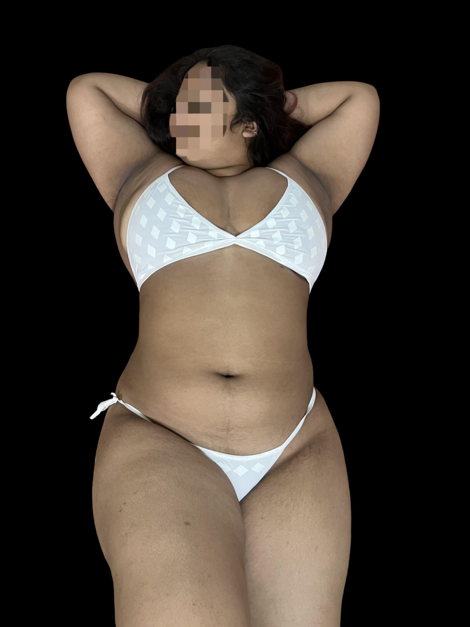 お気に入りのビキニの中のぽっちゃりしたインドの妻
