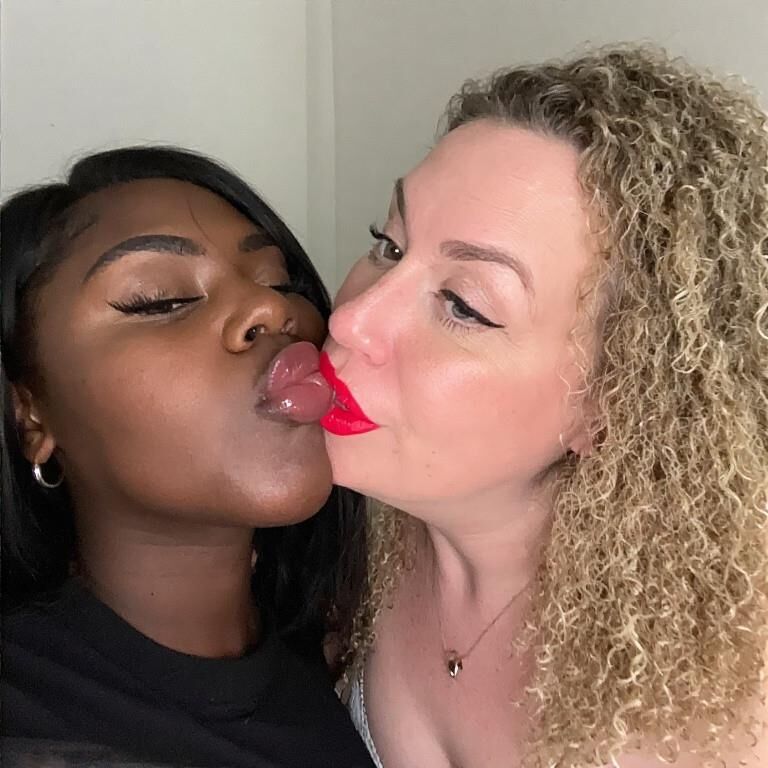 Interracial lesbian kissing