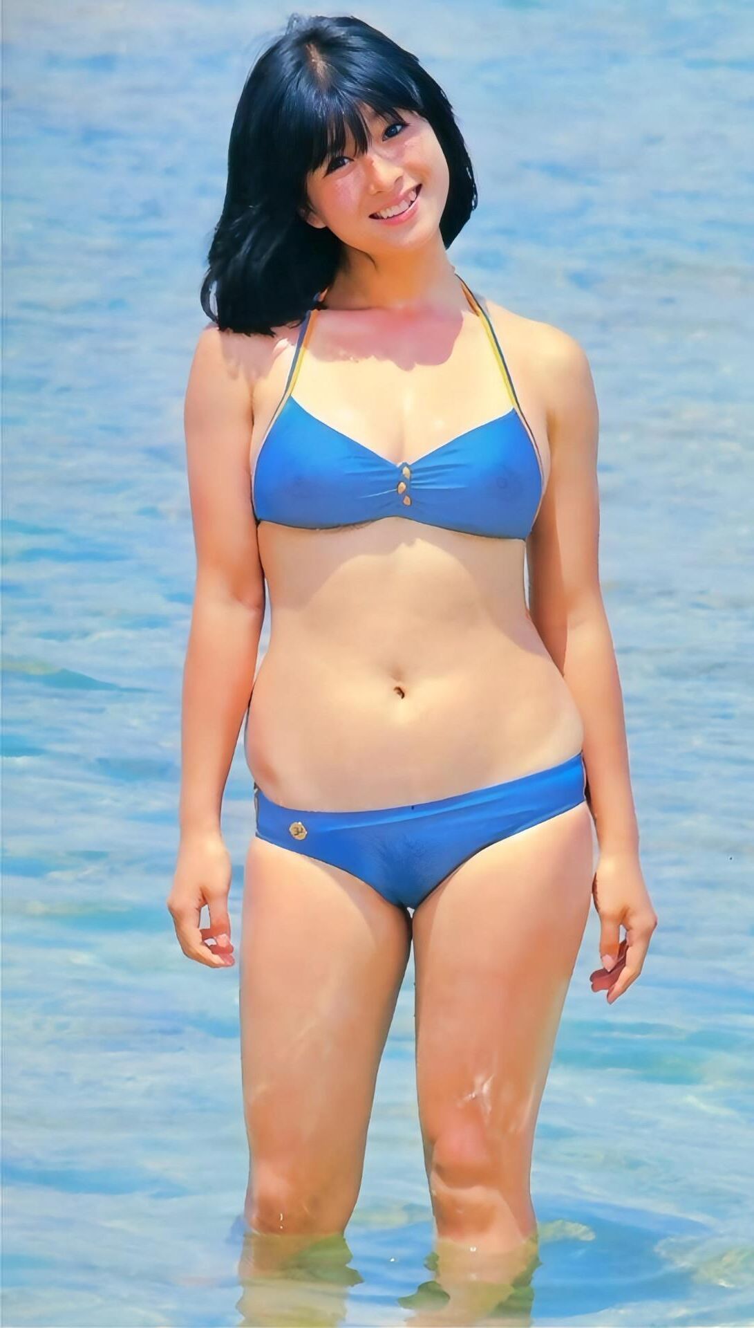 Mulher japonesa curtindo o mar