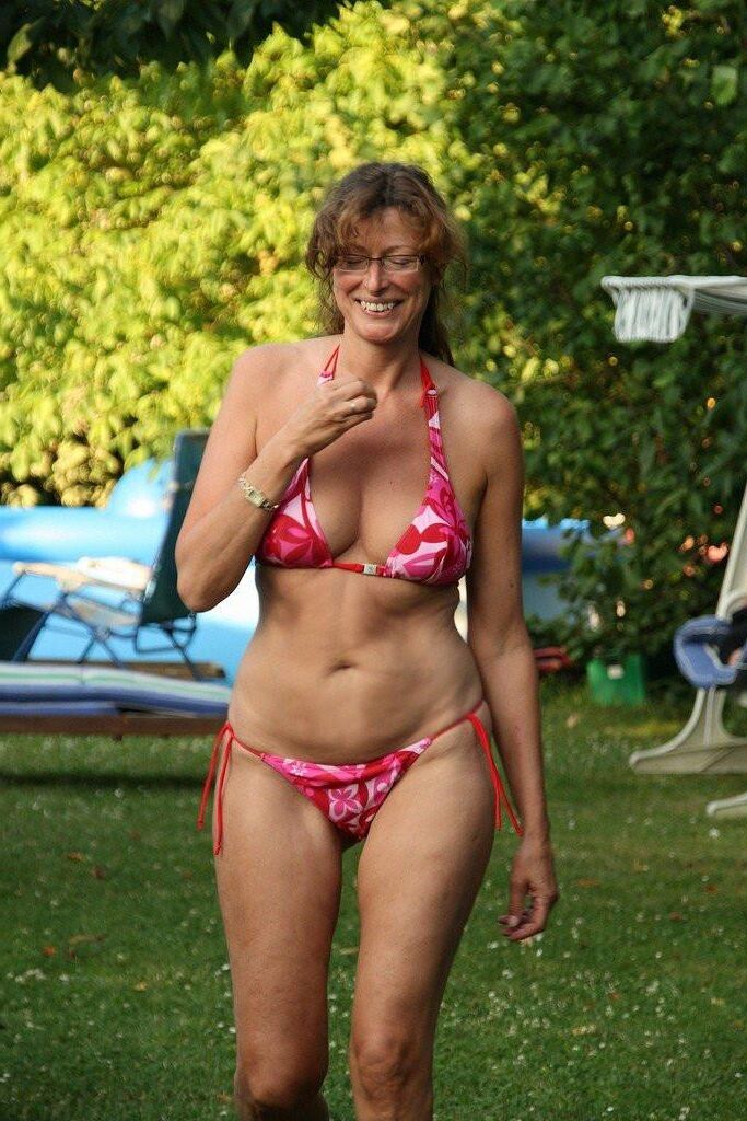 LYDIE DOES THE SLUT AT BEACH
