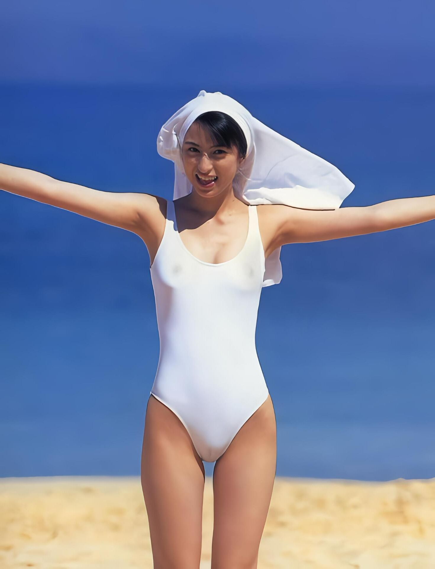 Mulher japonesa curtindo o mar
