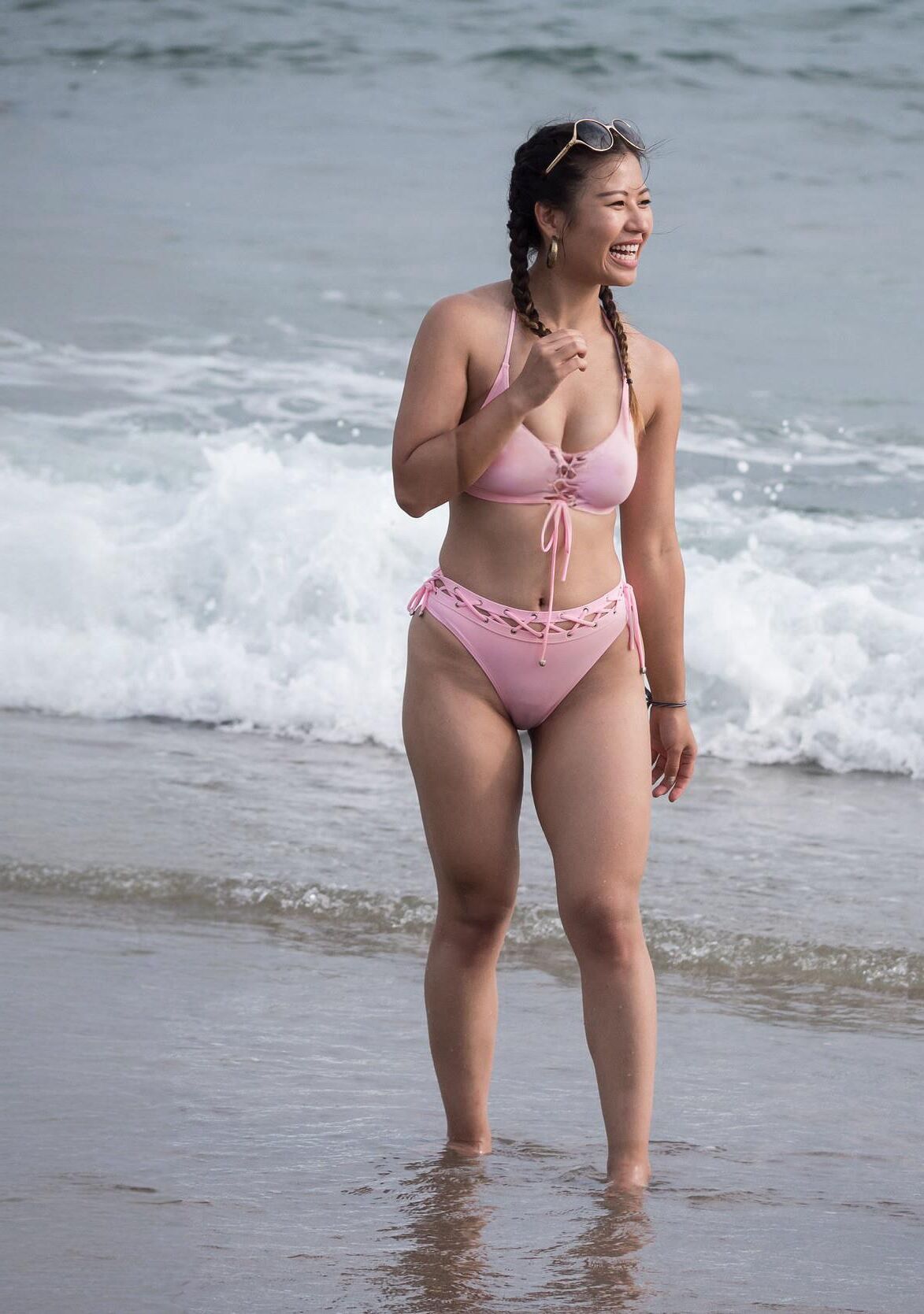 Mulher japonesa curtindo o mar