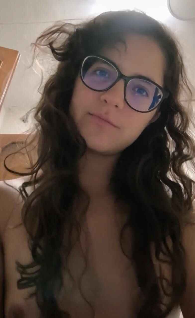 Cette latina adolescente plate et plate