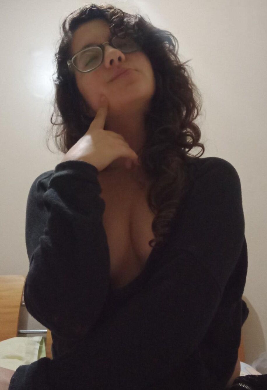 Cette latina adolescente plate et plate