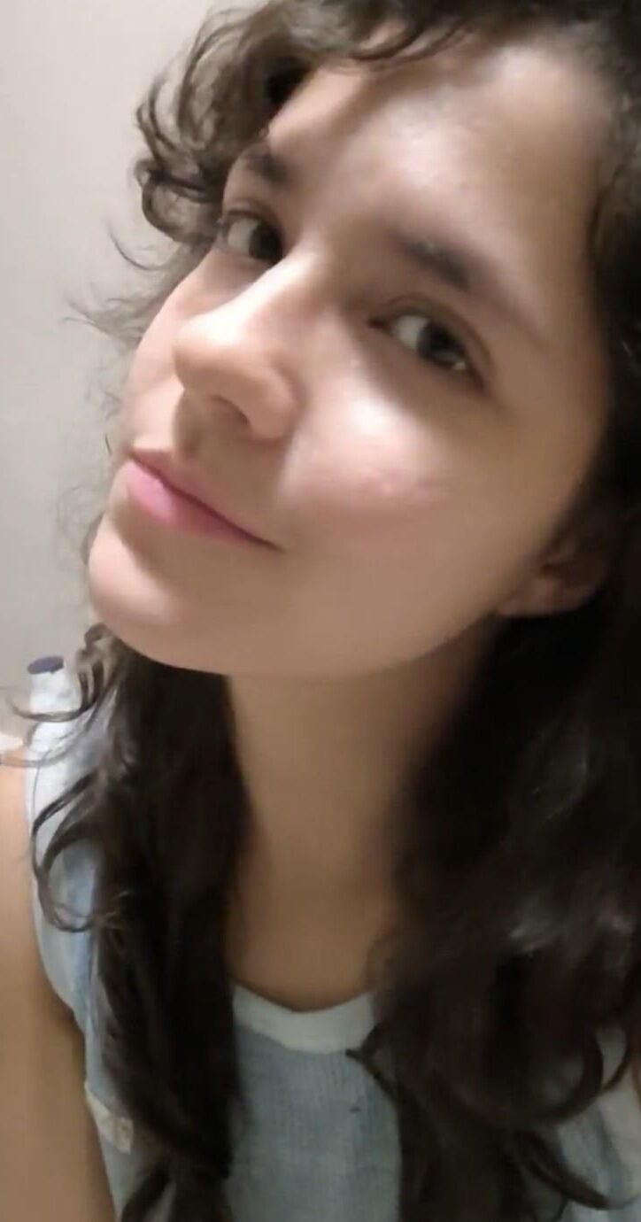 Cette latina adolescente plate et plate