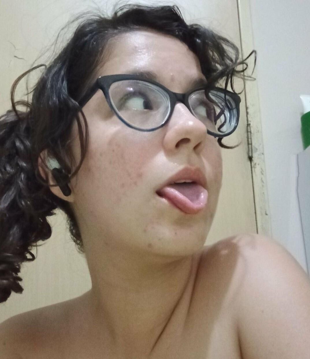 Cette latina adolescente plate et plate