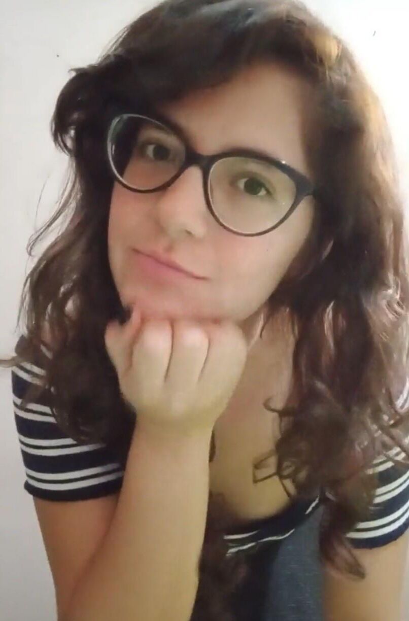 Cette latina adolescente plate et plate