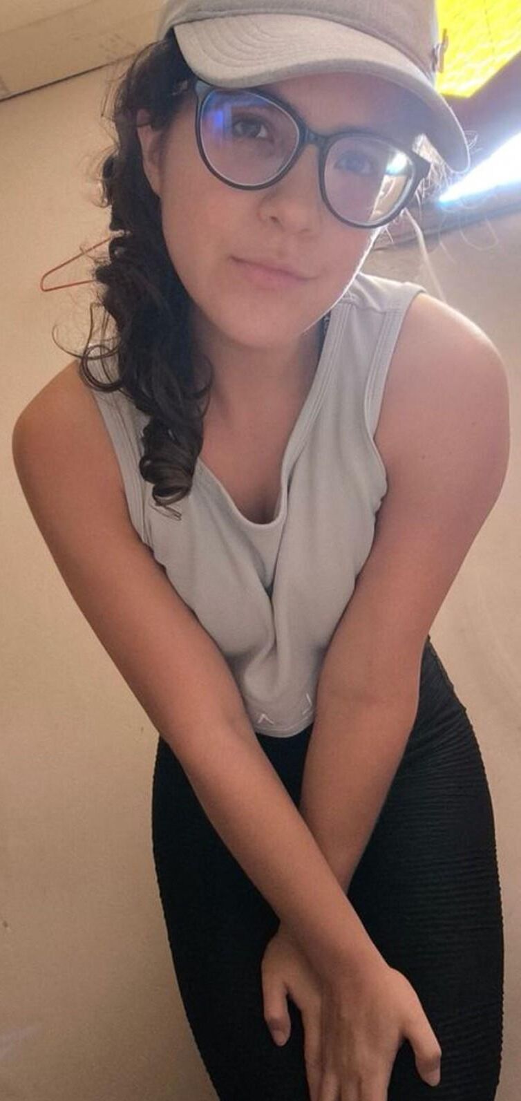 Cette latina adolescente plate et plate