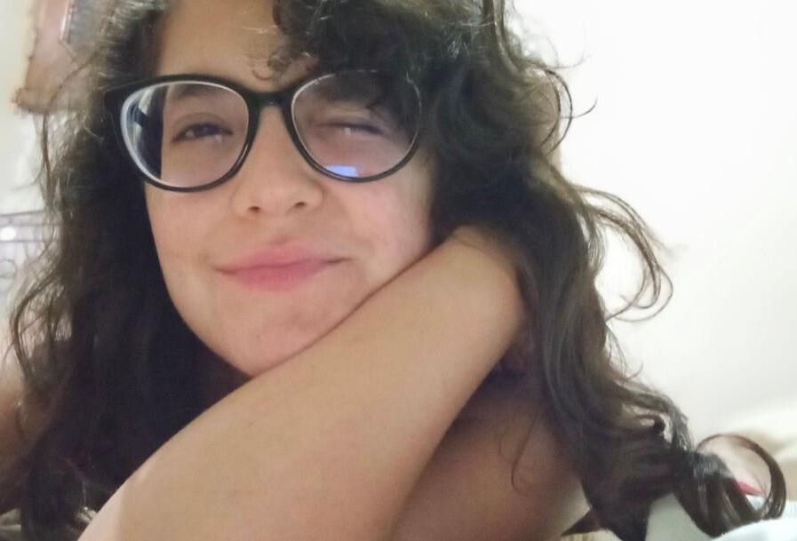 Cette latina adolescente plate et plate