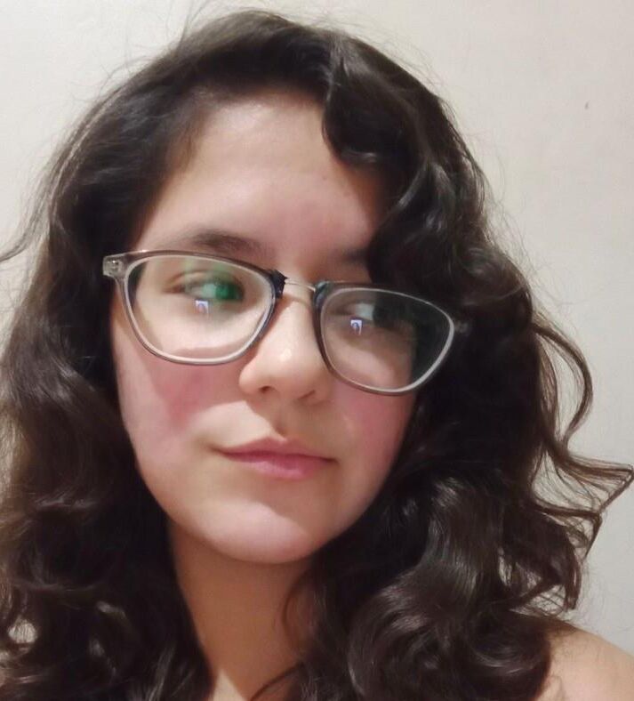 Cette latina adolescente plate et plate