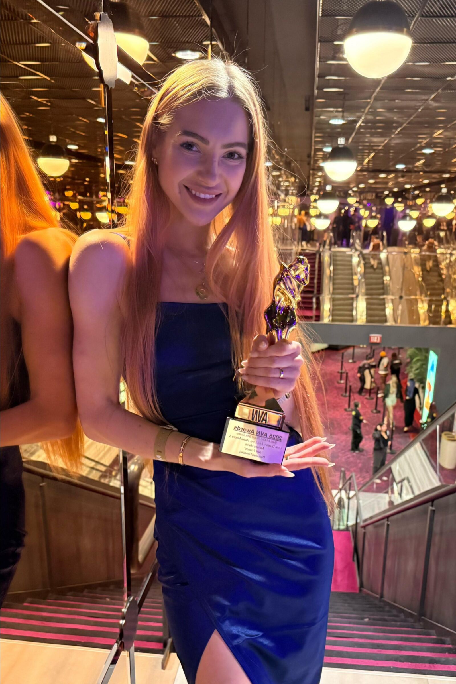 Cerise pelirroja hermosa ucraniana anal dragon niña mixtas tiros