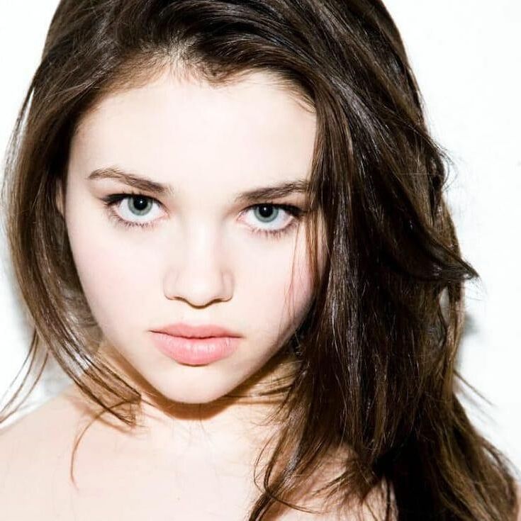 India Eisley está caliente