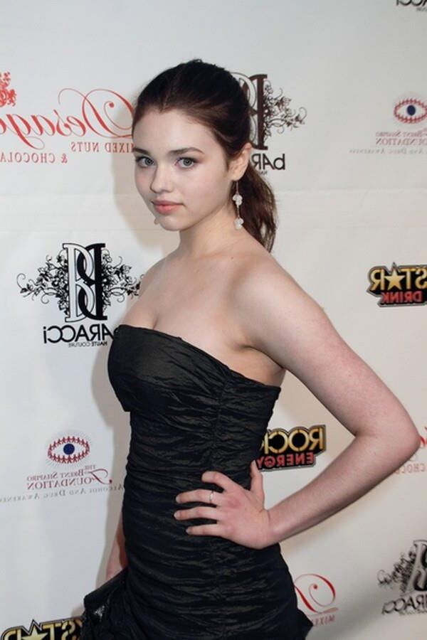 India Eisley está caliente