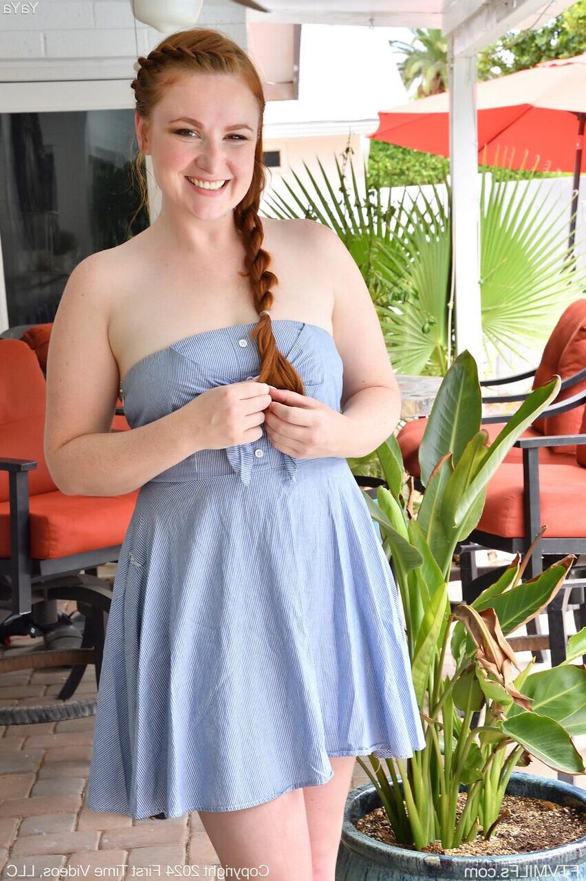Sexy Redhead Yaya