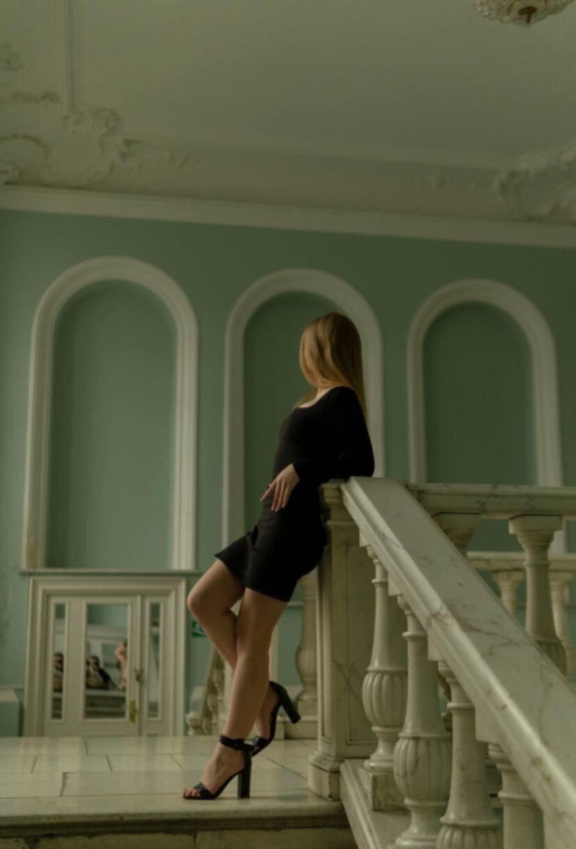 若いロシアのアスリートは彼女の素晴らしいお尻を見せます