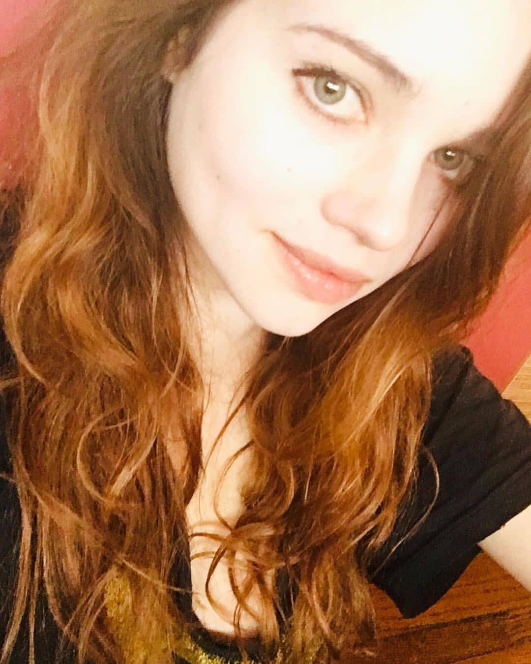 India Eisley está caliente
