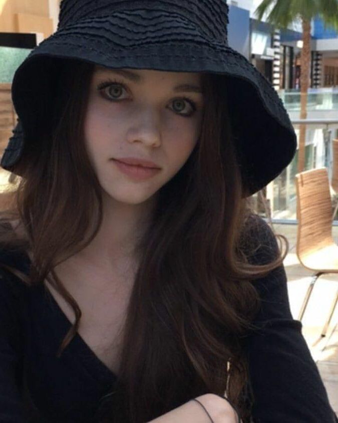 India Eisley está caliente