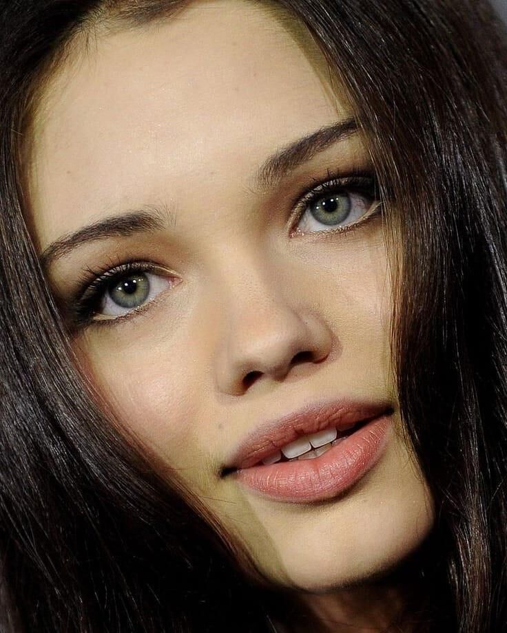 India Eisley está caliente