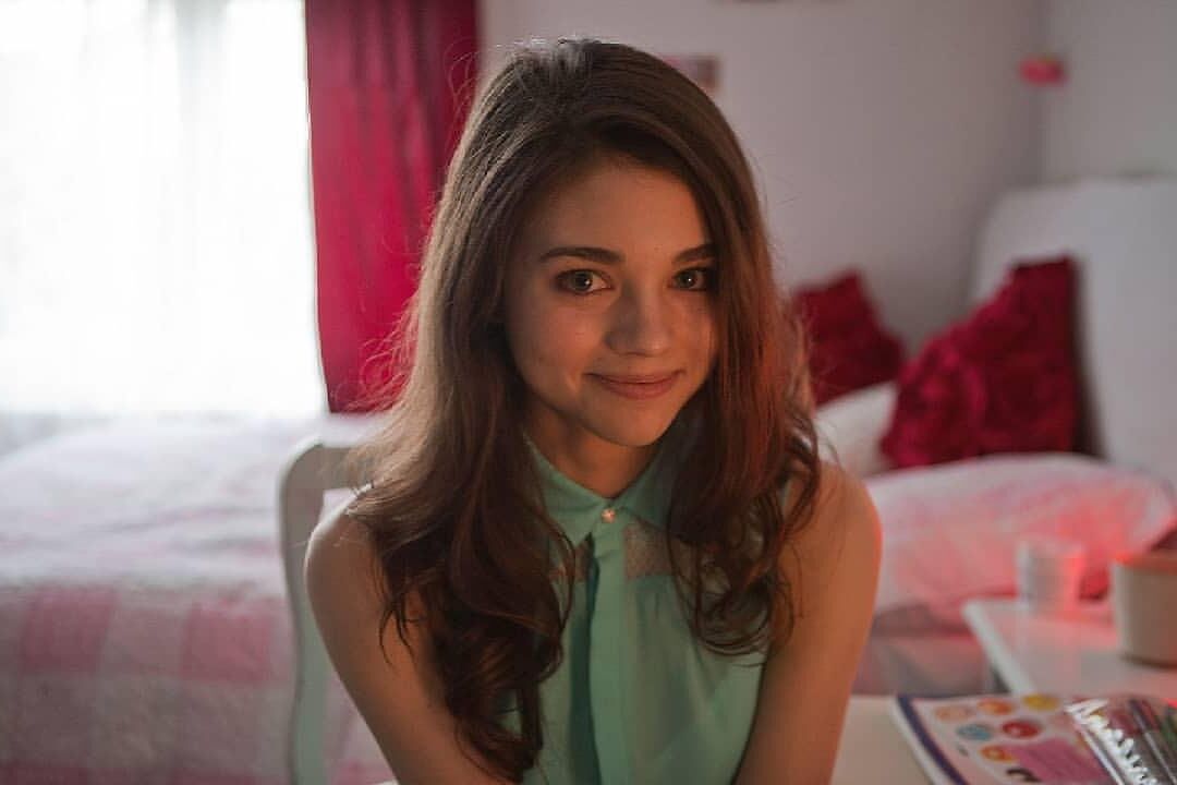 India Eisley está caliente