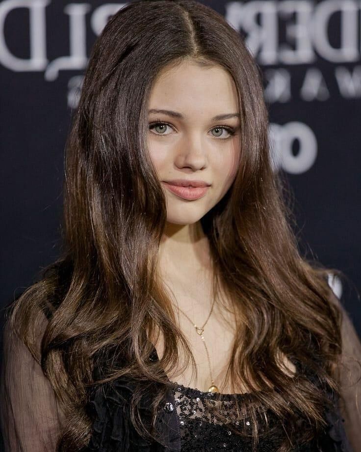 India Eisley está caliente