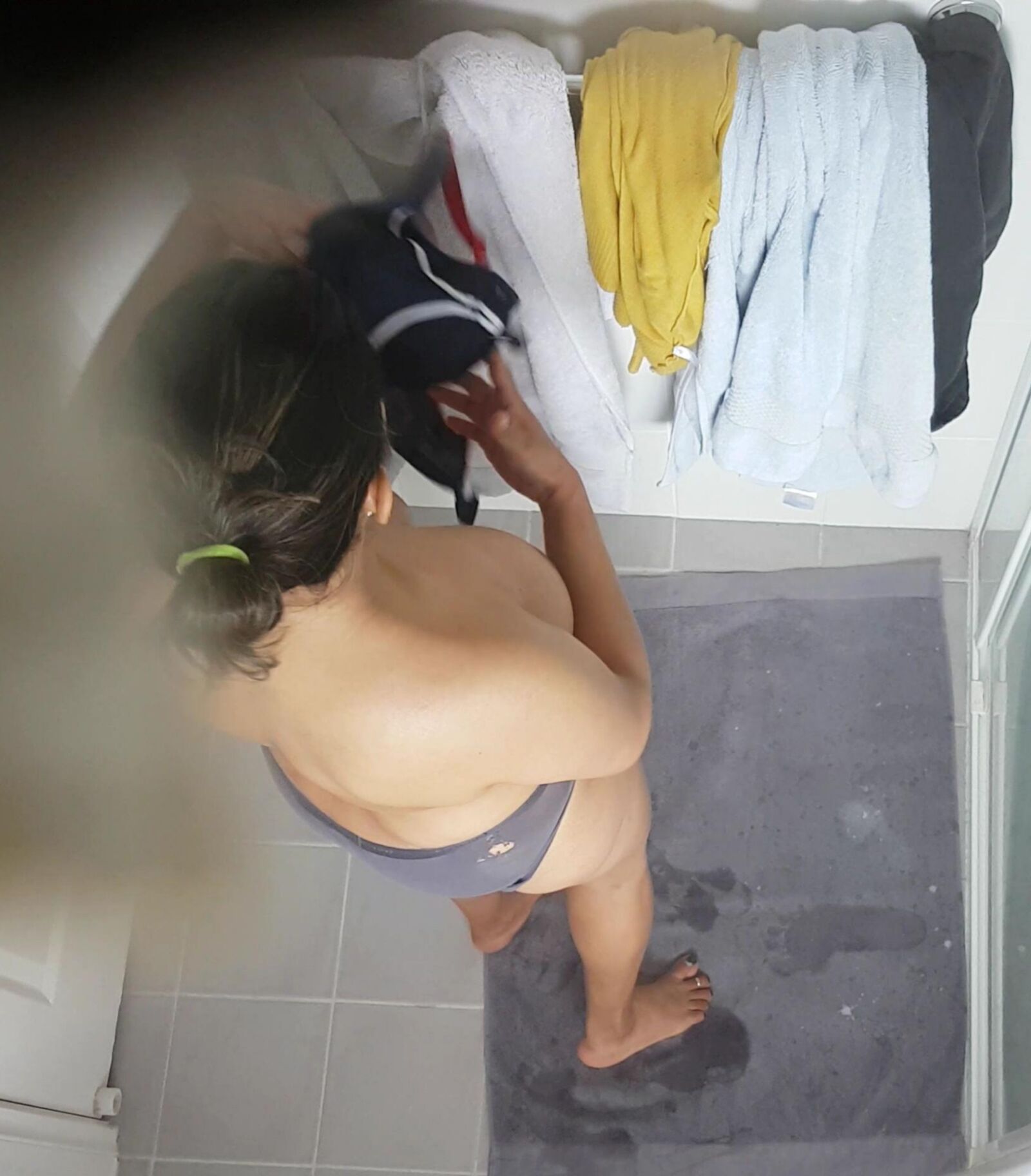 La femme indienne a été prise nue par une caméra cachée.