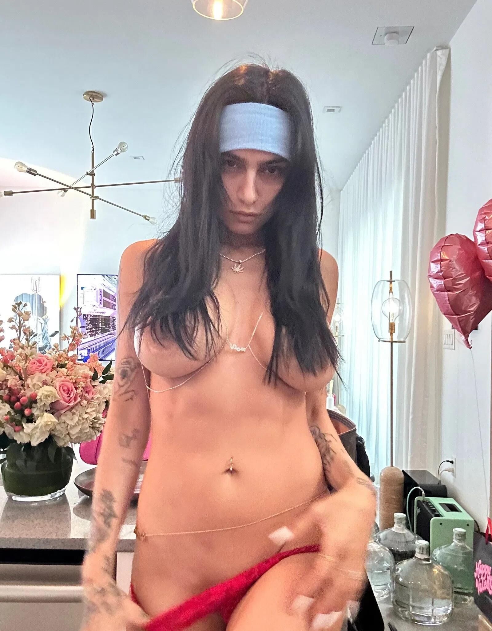 Porn Queen Mia