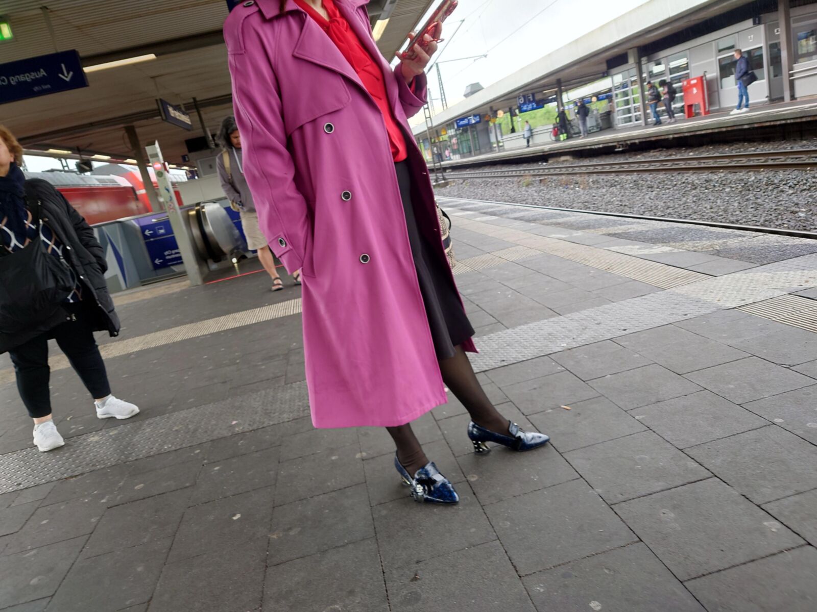 Asian Nylons in Elegant Pumps