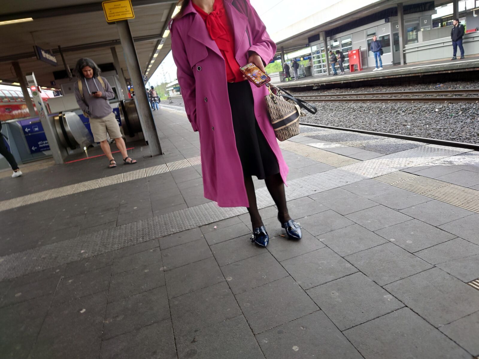 Asian Nylons in Elegant Pumps