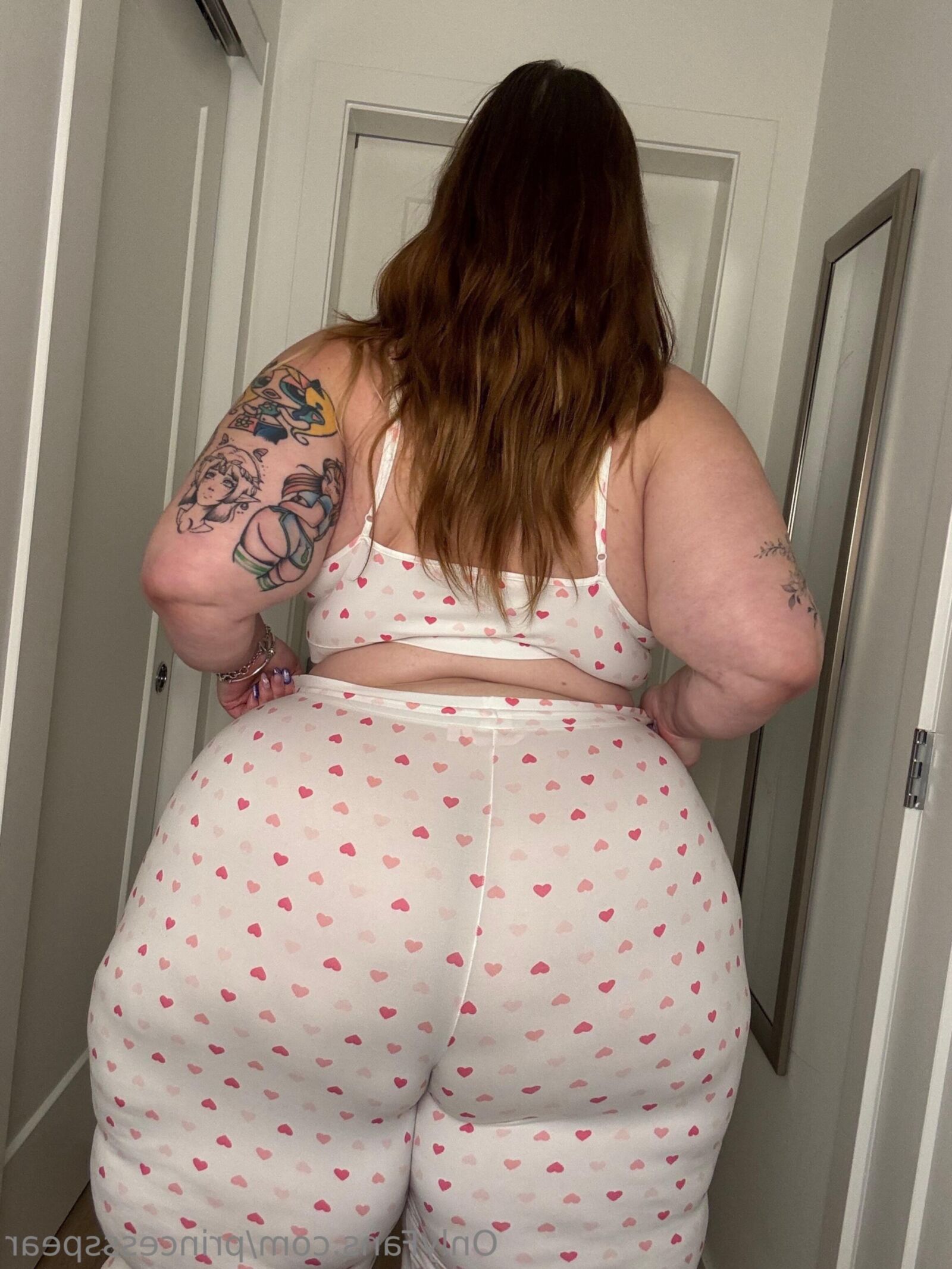 プリンセスP巨大なお尻小さなおっぱいゴージャスなBBWミックスホットショット