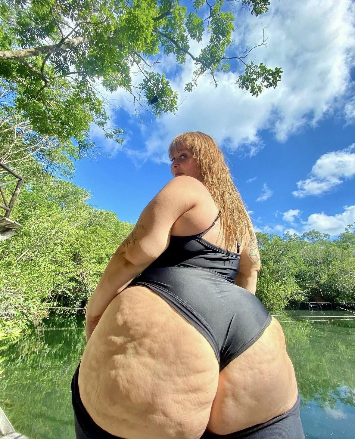 プリンセスP巨大なお尻小さなおっぱいゴージャスなBBWミックスホットショット