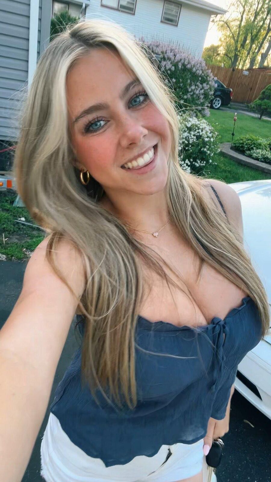 Jacklyn Busty American Teen Slut is showing off the Big Tits