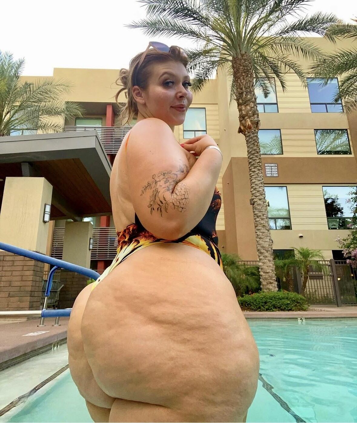 プリンセスP巨大なお尻小さなおっぱいゴージャスなBBWミックスホットショット