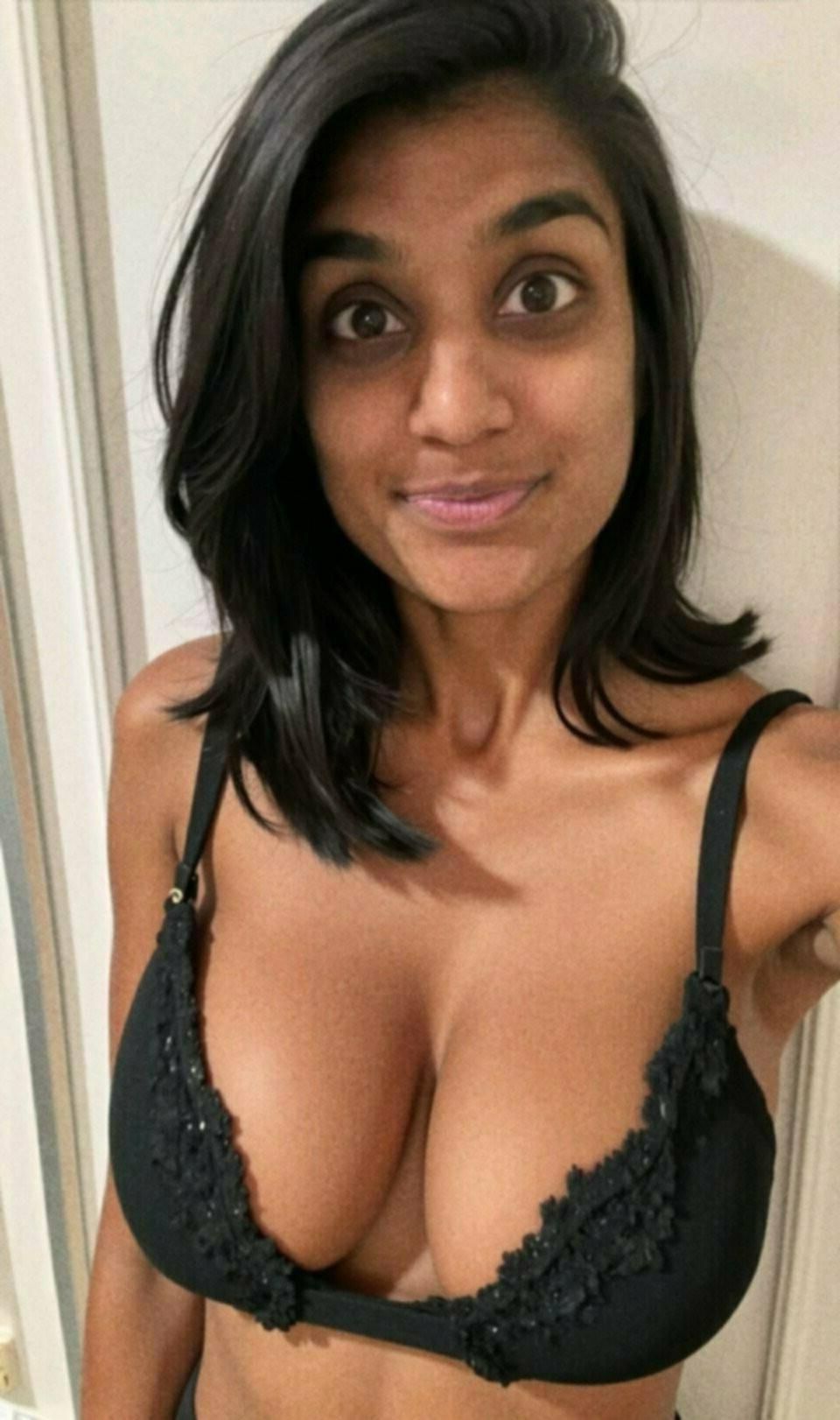 Peitos e fendas amadores (indianos)