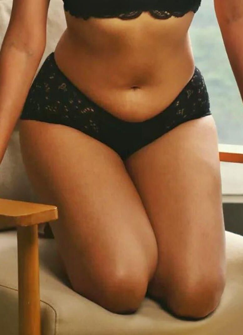 熱いおいしい太ももとセクシーな足を持つアジアのホットワイフ