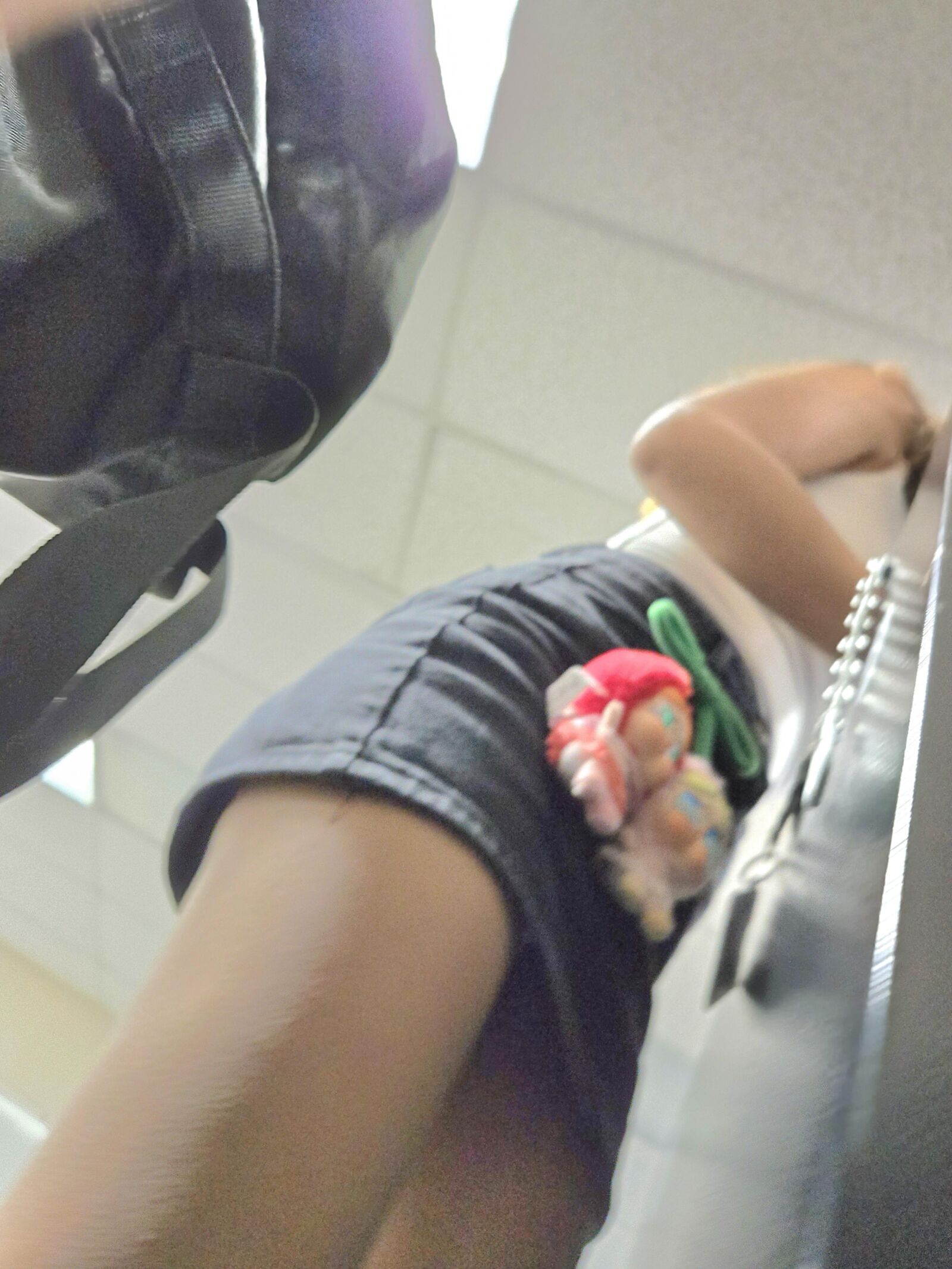 小柄なアジアの痴女ショートスカートの盗撮Upskirt