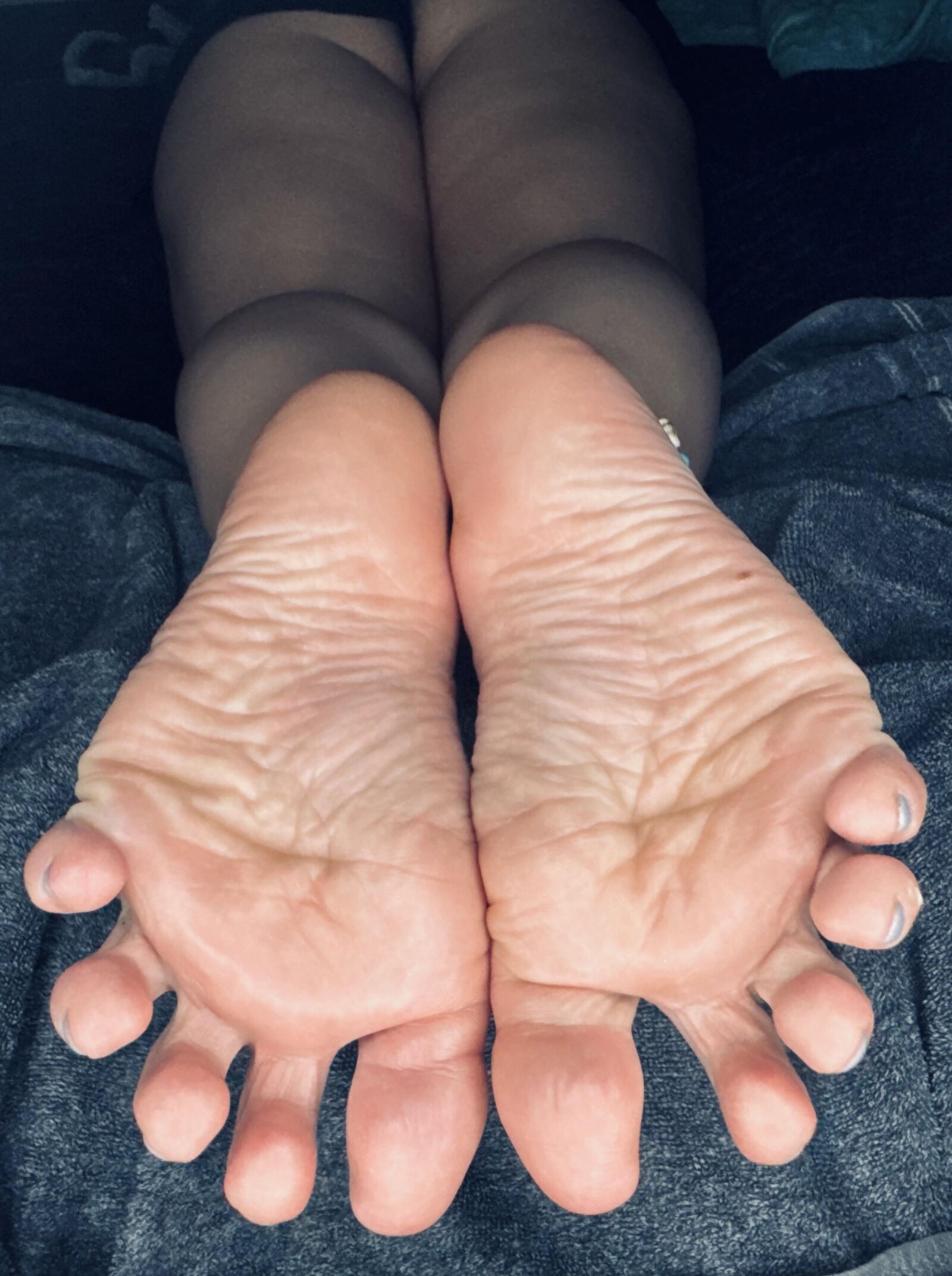 小さな汗をかいたアジアの足