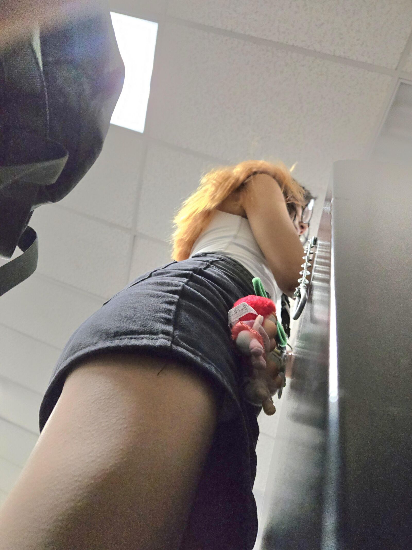 小柄なアジアの痴女ショートスカートの盗撮Upskirt