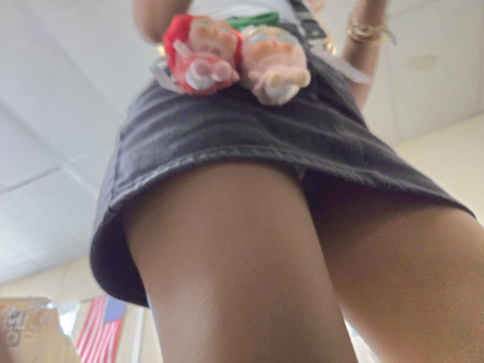 小柄なアジアの痴女ショートスカートの盗撮Upskirt